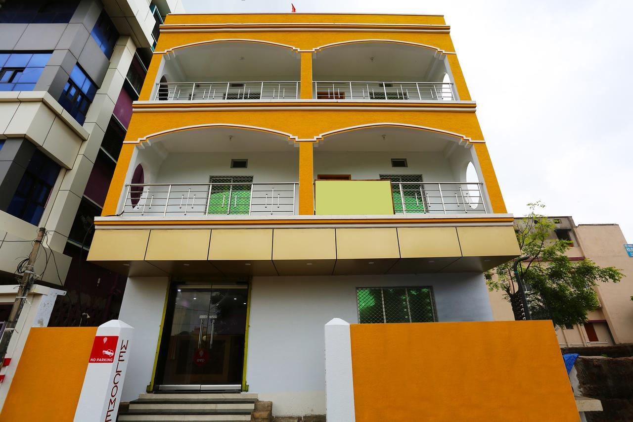 فندق بوريفي  Krishna Residency المظهر الخارجي الصورة